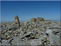SH6261 : Wind shelter and a standing stone on Mynydd Perfedd by Richard Law