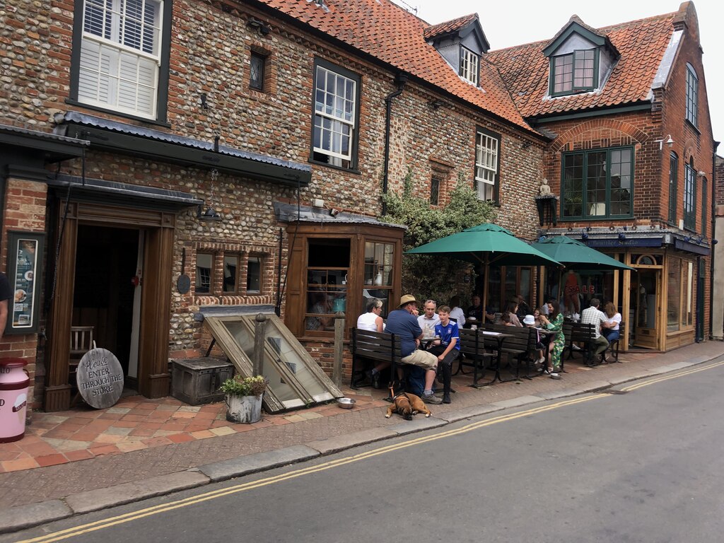 byford-s-cafe-outdoor-seating-on-eirian-evans-geograph-britain