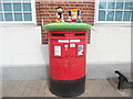 SU5289 : Decorated Postbox in Broadway, Didcot by David Hillas