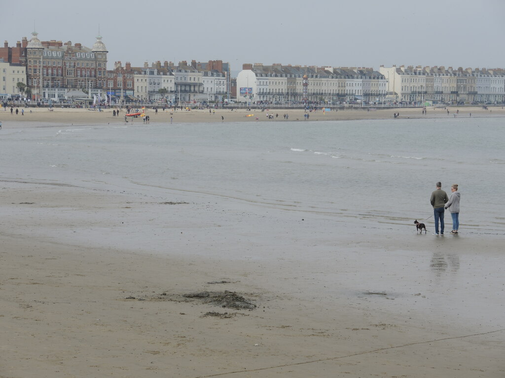 more-room-to-run-on-the-beach-neil-owen-geograph-britain-and-ireland