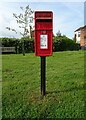 Elizabeth II postbox on Bridge Road, Snape