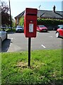 Elizabeth II postbox on Castleton Way, Eye