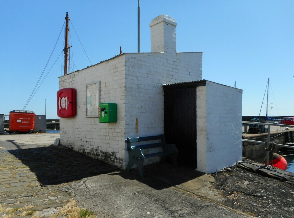 life-saving-equipment-richard-sutcliffe-geograph-britain-and-ireland