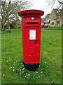 Elizabeth II postbox, on Ticknell Piece Road, Charlbury