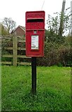 SO9747 : Elizabeth II postbox on Evesham Road, Upper Moor by JThomas