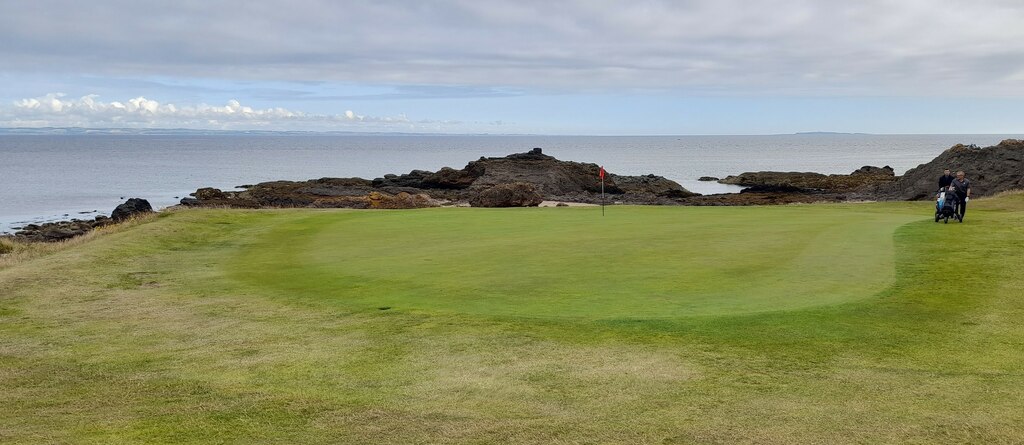 golf-green-at-the-glen-golf-course-colin-kinnear-geograph-britain