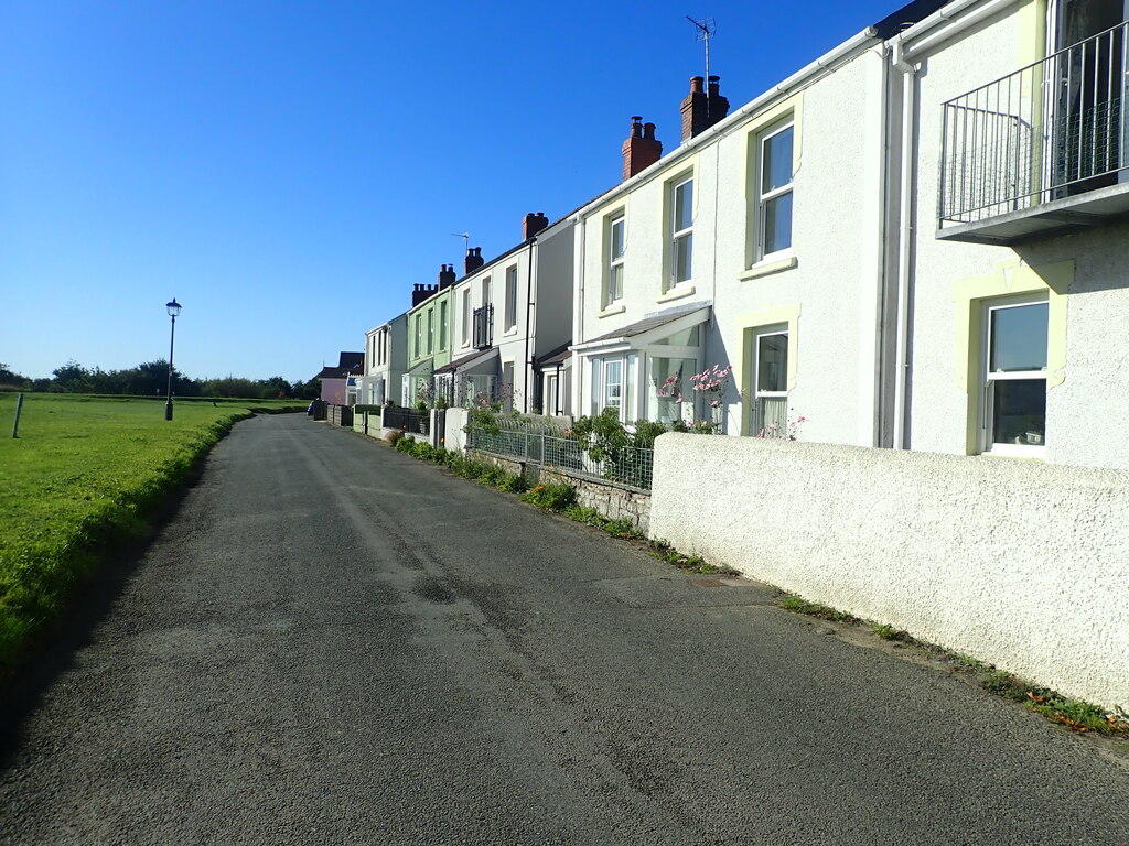 a-row-of-semi-detached-houses-facing-the-eirian-evans-geograph