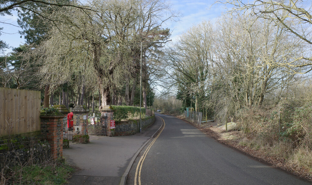 Cemetery Lane, Wymondham © habiloid :: Geograph Britain and Ireland