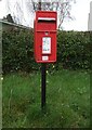 Elizabeth II postbox on Fingerpost Lane, Norley