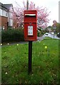 Elizabeth II postbox on Hough Lane, Norley