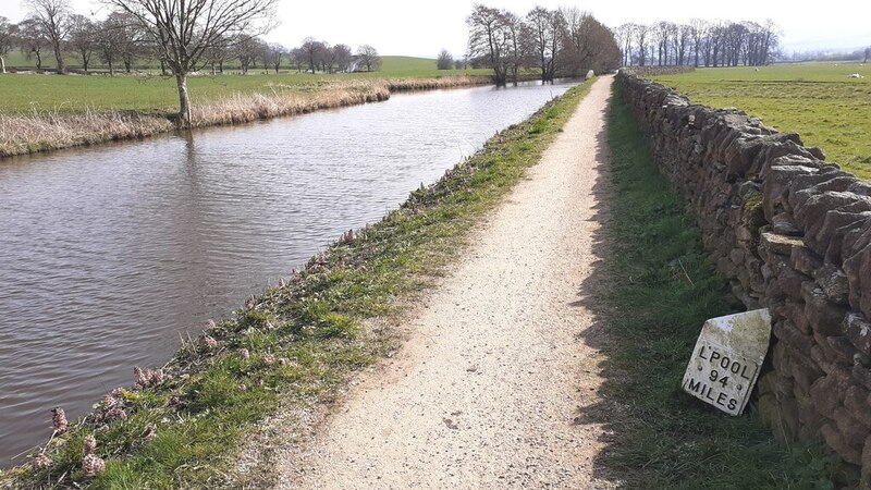 Looking SE along Leeds & Liverpool Canal... © Roger Templeman ...