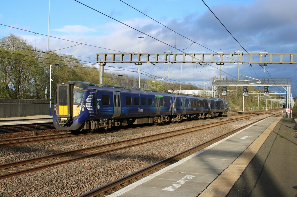 Train at Cardonald Station © Richard Sutcliffe :: Geograph Britain and ...