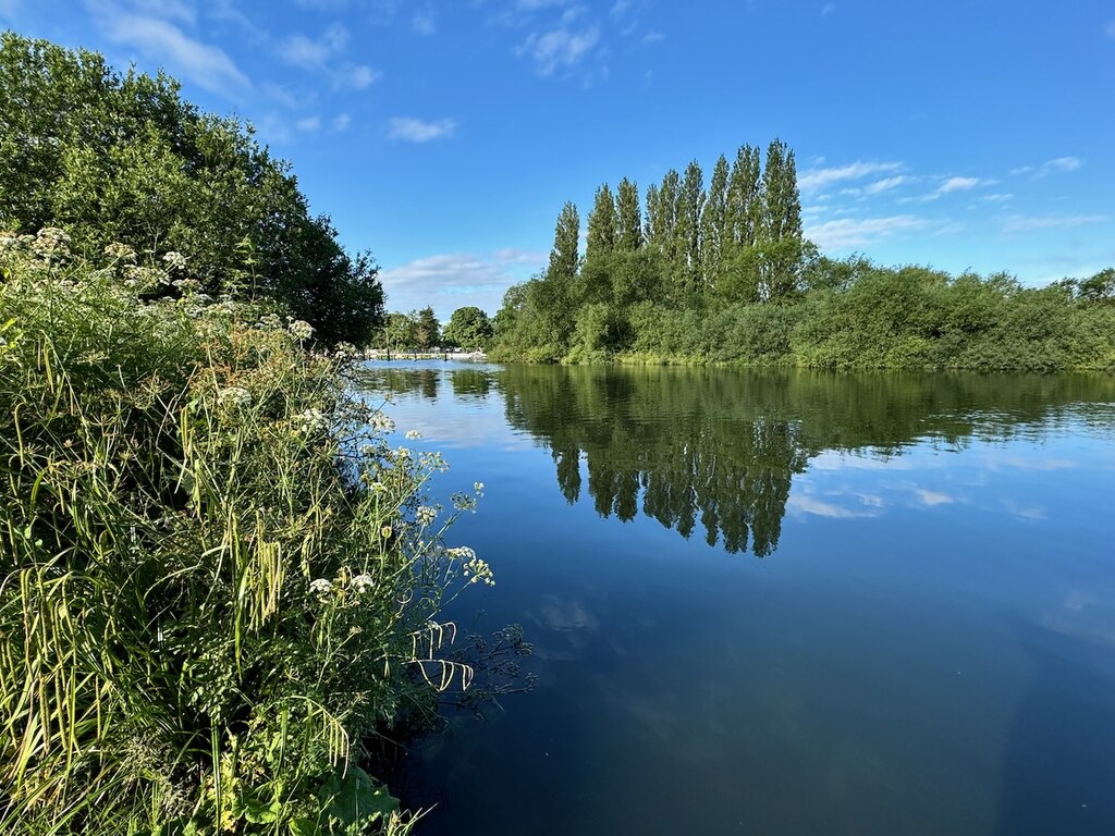 The Thames just upstream of Chertsey... © David Lally :: Geograph ...