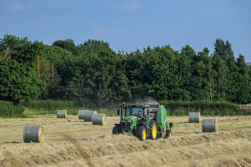 Little Coxwell : Field & Tractor © Lewis Clarke :: Geograph Britain and ...