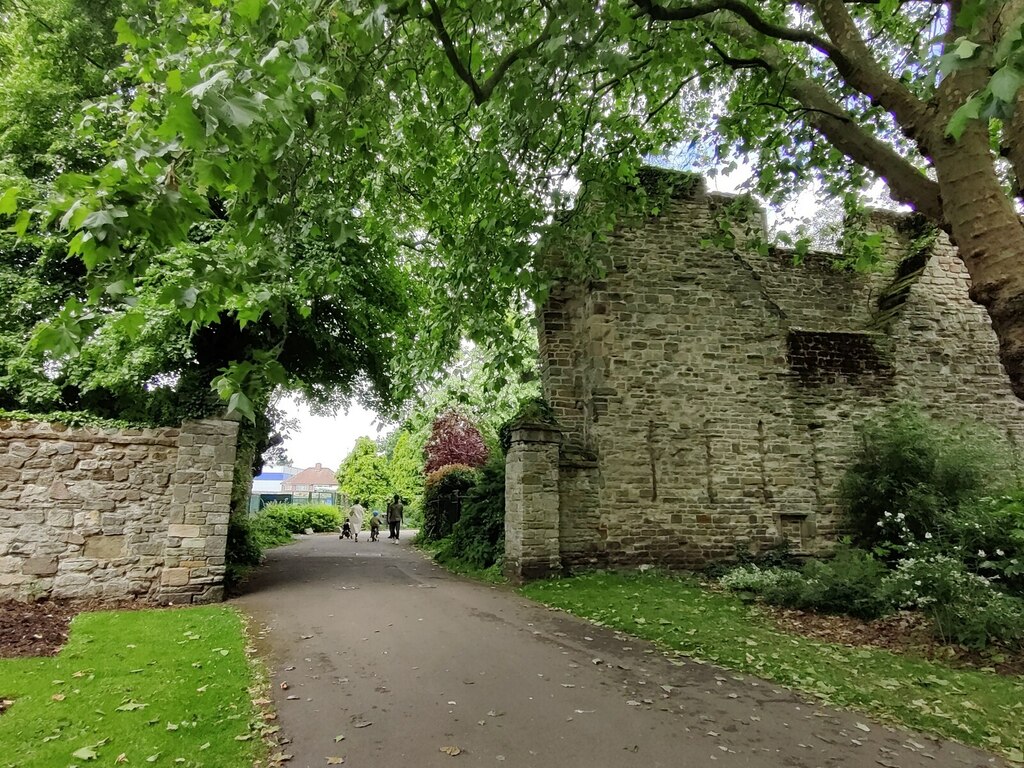 Path next to Abbey House at Abbey Park © Mat Fascione :: Geograph ...