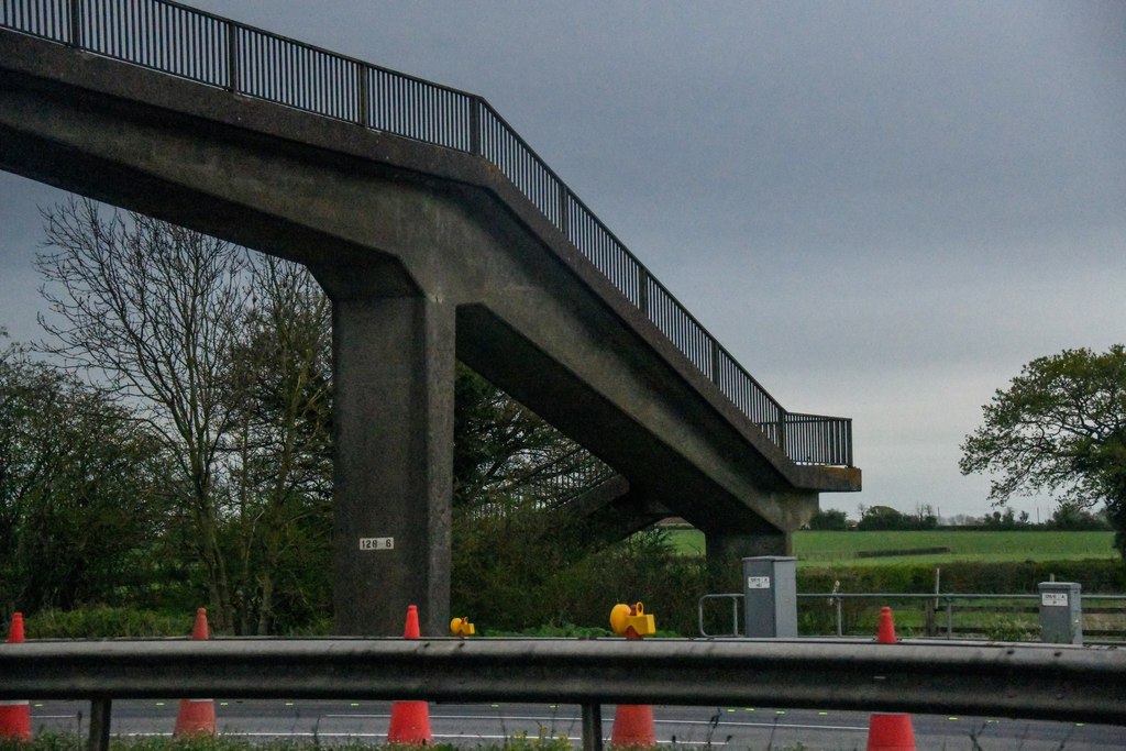 Almondsbury : Footbridge © Lewis Clarke :: Geograph Britain and Ireland