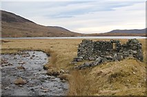 NH2776 : Ruined shieling on the side of Loch Gharbhrain by Hill Walker