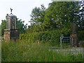 Gwarmacwydd gateposts