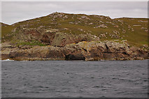 NB9606 : Small rock arch at Càrn Sgoilte,Tanera Beg by Ian Capper