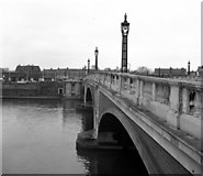 TQ1568 : Hampton Court Bridge, River Thames by Dr Neil Clifton
