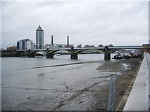 TQ2676 : Cremorne Bridge, Battersea Reach, River Thames by Alexander P Kapp