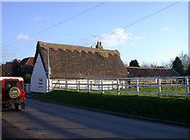 TL4860 : Thatched cottage, High Ditch Road by Keith Edkins