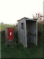 Edward VII postbox and (?) bus shelter near Turf House