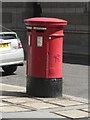 TQ3180 : City of London: postbox № EC4 423, Tudor Street by Chris Downer