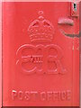 Edward VIII postbox, Warmdene Road - royal cipher
